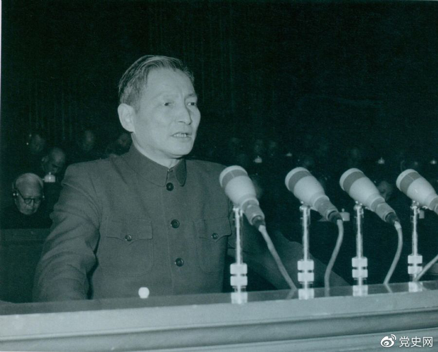 1956年12月，陳云在中華工商業(yè)聯(lián)合會(huì)第二屆會(huì)員代表大會(huì)上作報(bào)告。
