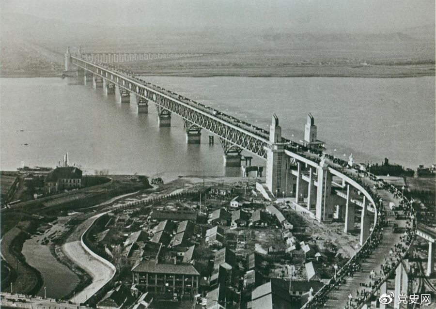 1968年12月29日， 南京長(zhǎng)江大橋全面建成通車。這是當(dāng)時(shí)中國(guó)自行設(shè)計(jì)建造的最大的鐵路、公路兩用橋。
